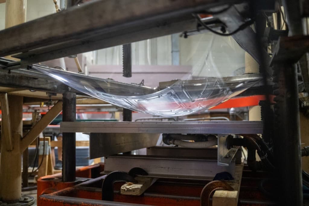 Thin gauge thermoforming machine in production
